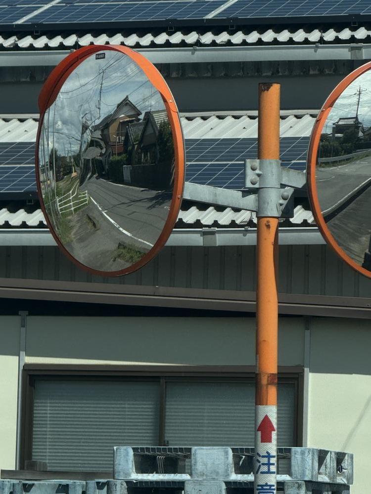 現場の写真1:カーブミラーの異常(角度調整、割れ、破損など)