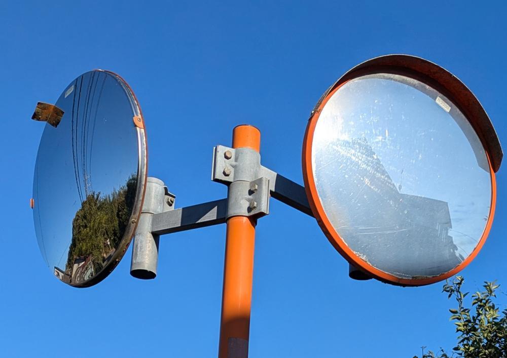 現場の写真2:カーブミラーの異常(角度調整、割れ、破損など)