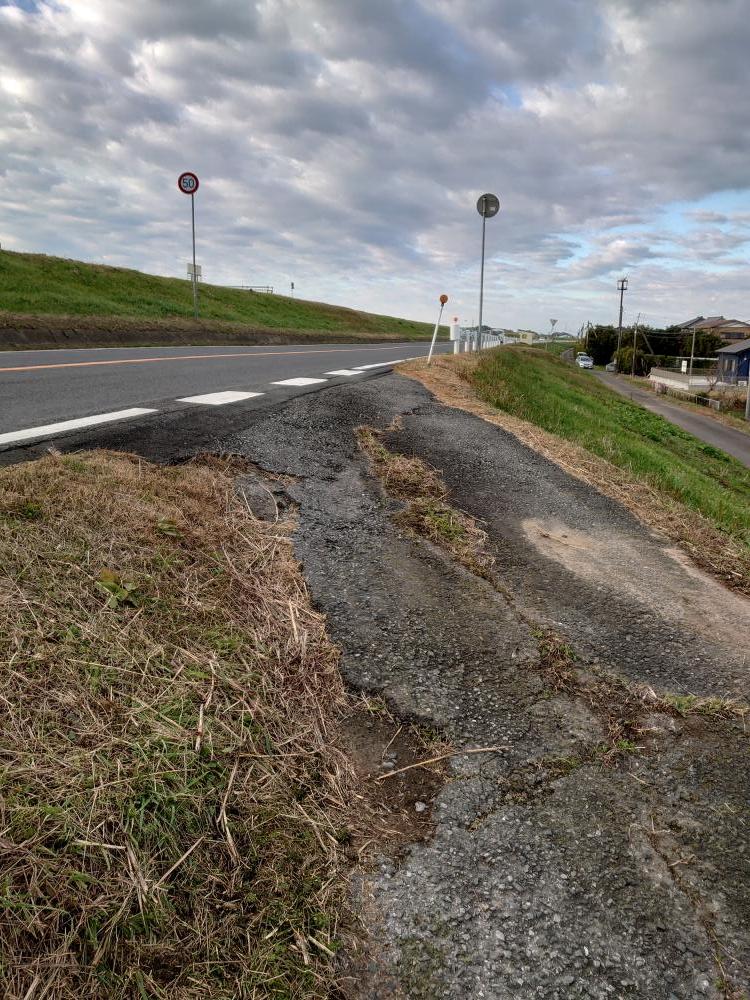 現場の写真1:道路の異常(道路の陥没 、側溝の破損など)