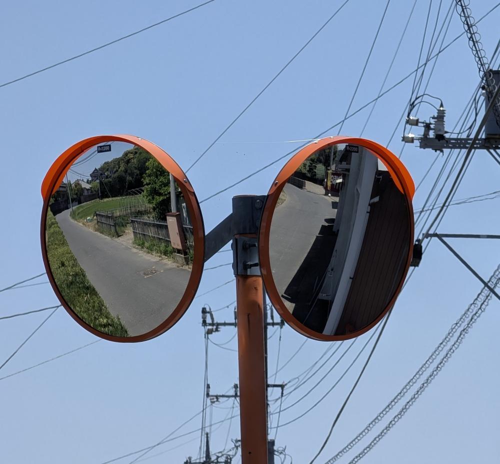 現場の写真1:カーブミラーの異常(角度調整、割れ、破損など)