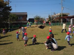 園庭での様子1（桜川こども園）