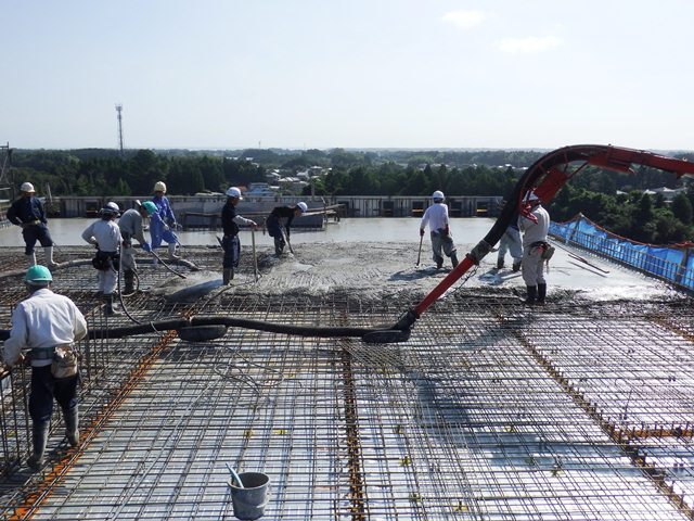 h270912＿庁舎棟屋上コンクリート打設