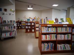 新利根公民館書架