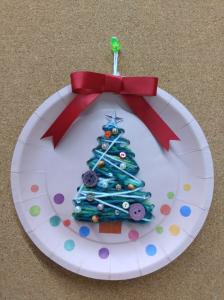 紙皿と毛糸で作るクリスマス飾り