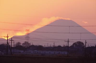 夕日に浮き出る冬の富士